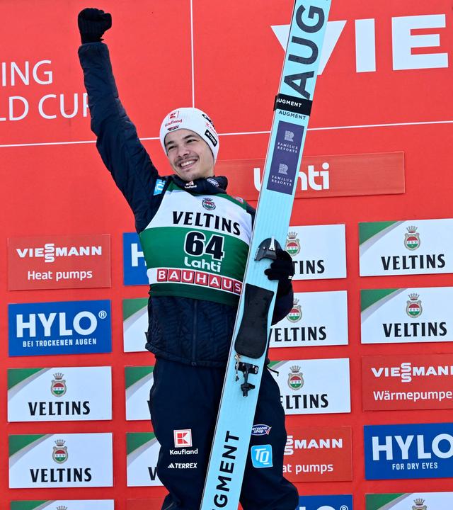 Siegerehrung in Lahti mit Daniel Tschofenig, Philipp Raimund, der die Faust ballt, und Vladimir Zografski (von links)