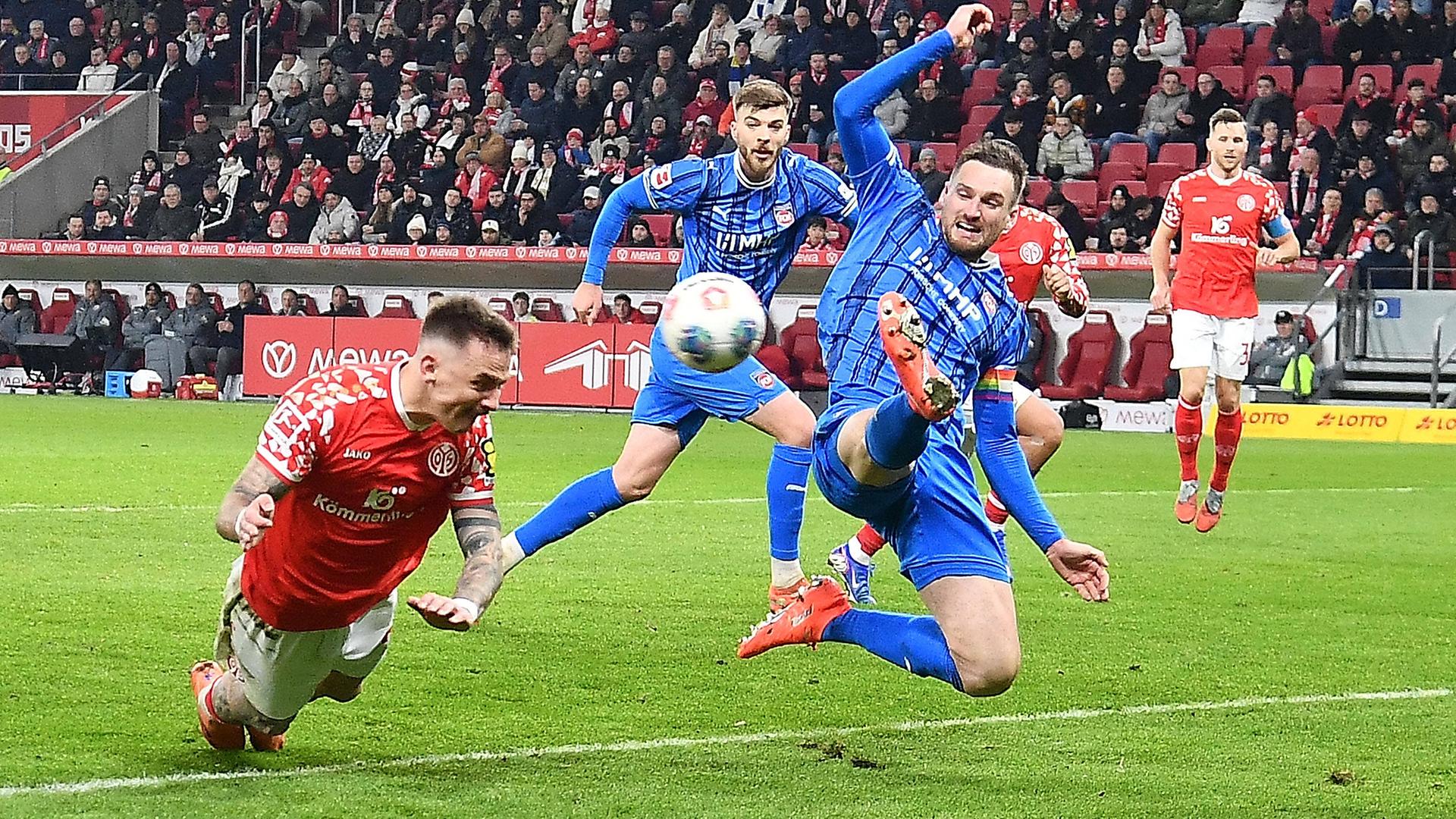 Philipp Tietz und Patrick Mainka kämpfen um den Ball am 13.01.2026 in Mainz.