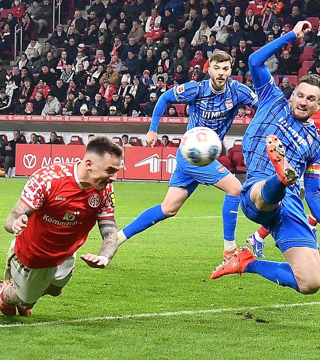 Philipp Tietz und Patrick Mainka kämpfen um den Ball am 13.01.2026 in Mainz.