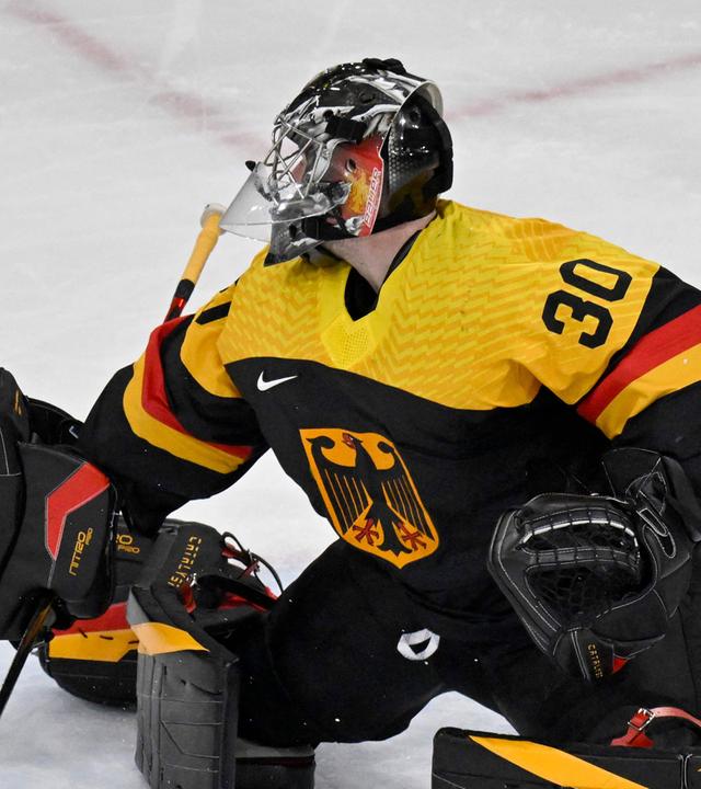 Deutsch: Deutschlands Torhüter Philipp Grubauer (#30) kassiert ein Tor im Vorrundenspiel der Herren-Eishockeygruppe C zwischen Deutschland und Lettland in der Milano Rho Ice Hockey Arena bei den Olympischen Winterspielen Milano Cortina 2026 in Mailand am 14. Februar 2026