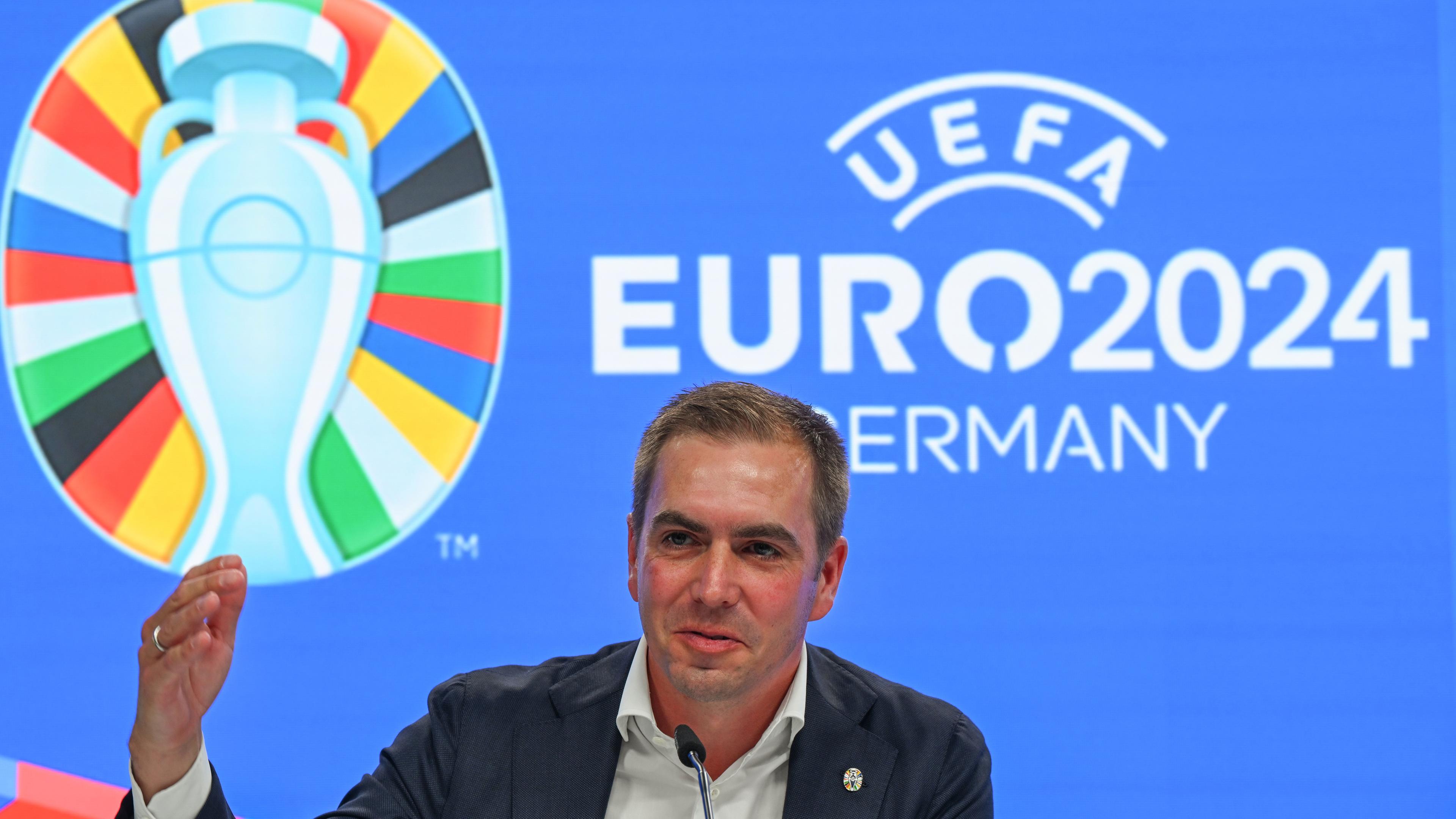 Philipp Lahm, Turnierdirektor der UEFA EURO 2024, spricht während einer Pressekonferenz zur EM 2024 im Frankfurter Stadion.