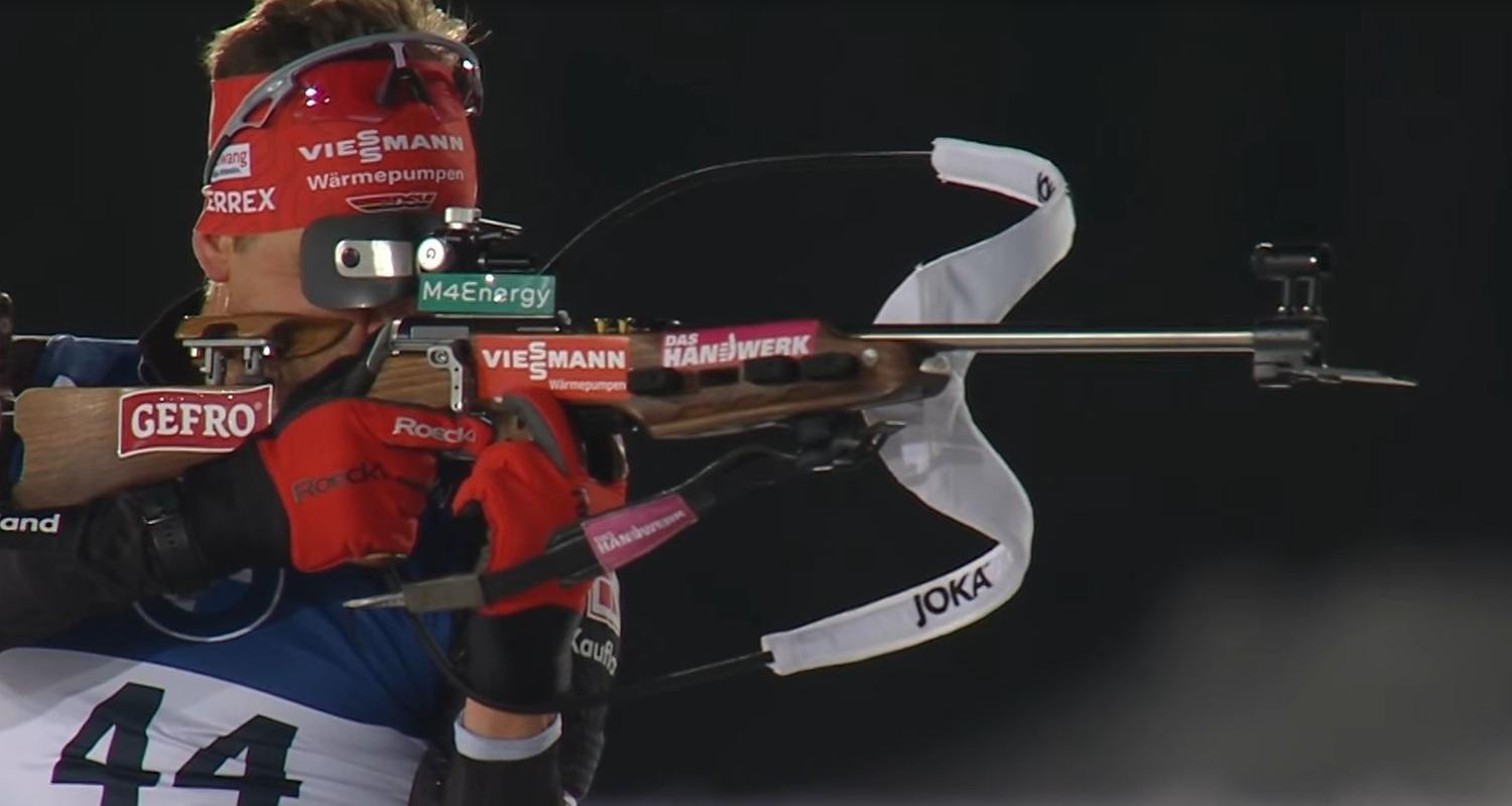 Der deutsche Biathlet Philipp Nawrath ziehlt beim Biathlon mit seinem Biathlongewehr auf die Ziele