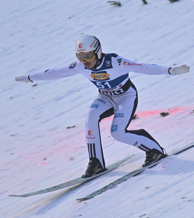 Der deutsche Skispringer Philipp Raimund befindet sich beim Skisprung Weltcup in Willingen in der Landung