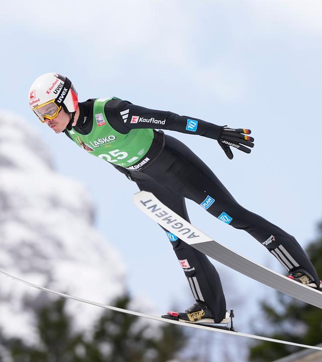 Philipp Raimund aus Deutschland in Aktion während des Einzelwettkampfs auf der Flugschanze beim Skisprung-Weltcup in Slowenien.