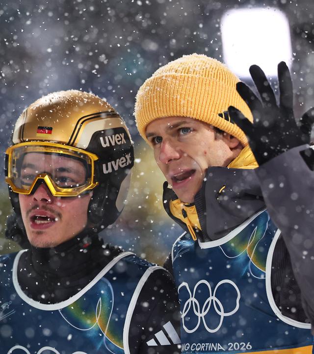Philipp Raimund (Deutschland) reagiert nach seinem Sprung neben Teamkollege Andreas Wellinger (Deutschland).