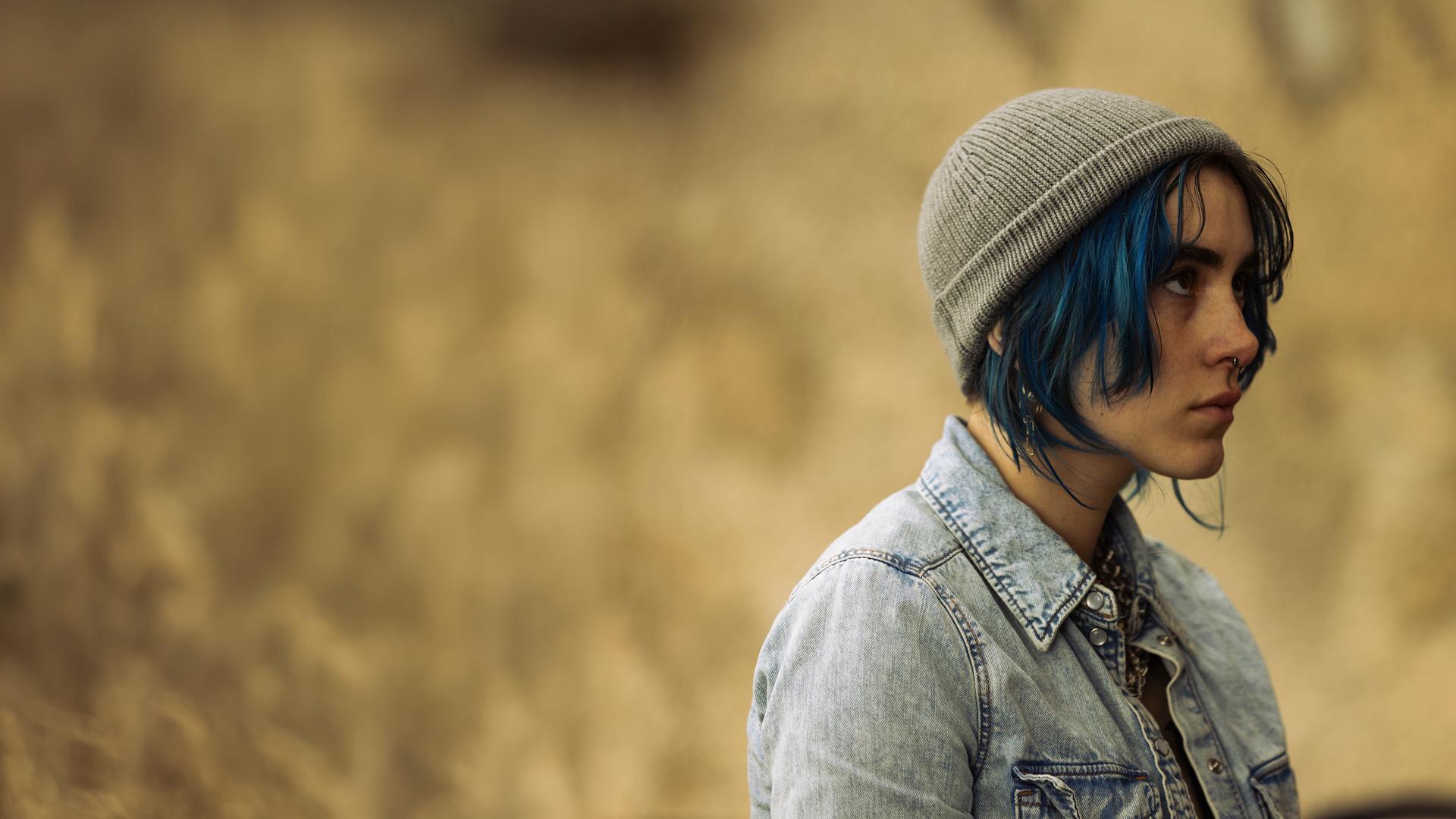 "Phoenix - Change Or Die: Alles brennt": Nina (Alva Schäfer) blickt zu Lyne (Pauline Pollmann), die nur im Anschnitt zu sehen ist. Diese hält Nina eine SD-Karte hinhält.