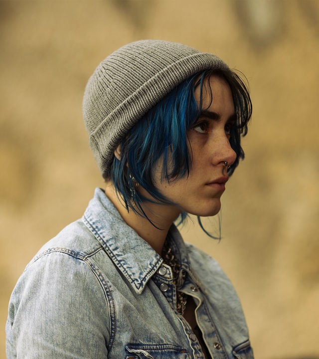 "Phoenix - Change Or Die: Alles brennt": Nina (Alva Schäfer) blickt zu Lyne (Pauline Pollmann), die nur im Anschnitt zu sehen ist. Diese hält Nina eine SD-Karte hinhält.