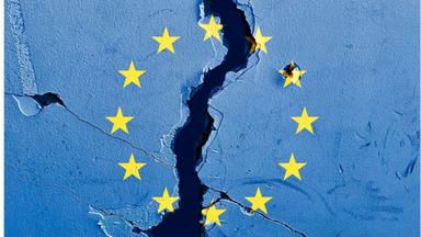 Symbolbild: blaue Europafahne mit den gelben Sternen, durch die ein Riss geht