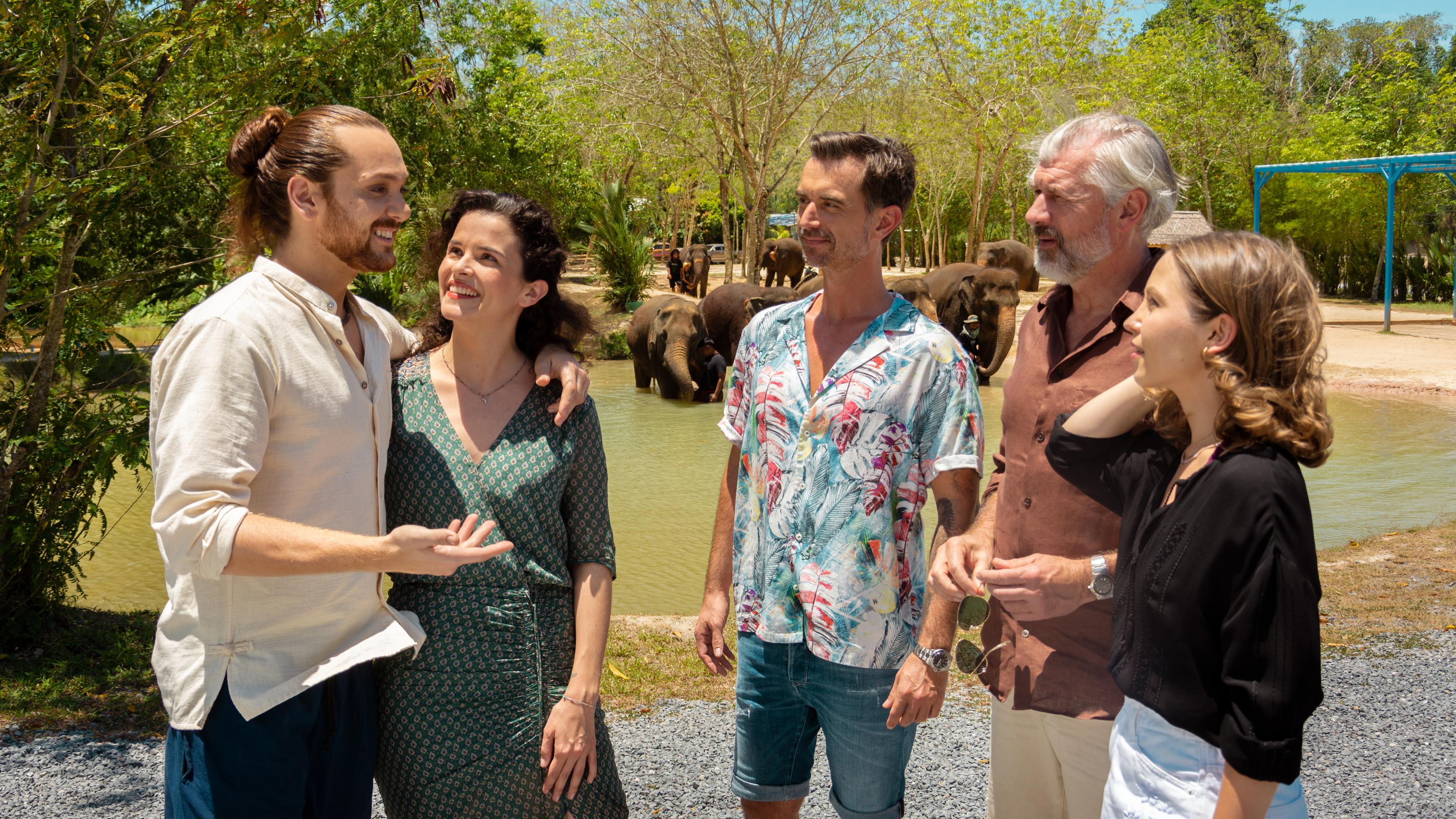 Freudig begrüßt Benjamin Suresh (Riccardo Simonetti, l.) Annika Ehler (Maxine Kazis, 2. v. l.), Melly Sturm (Marija Mauer, r.), Martin Grimm (Daniel Morgenroth, 2. v. r.) und Max Parger (Florian Silbereisen, M.) auf der Elefanten-Auffangstation.