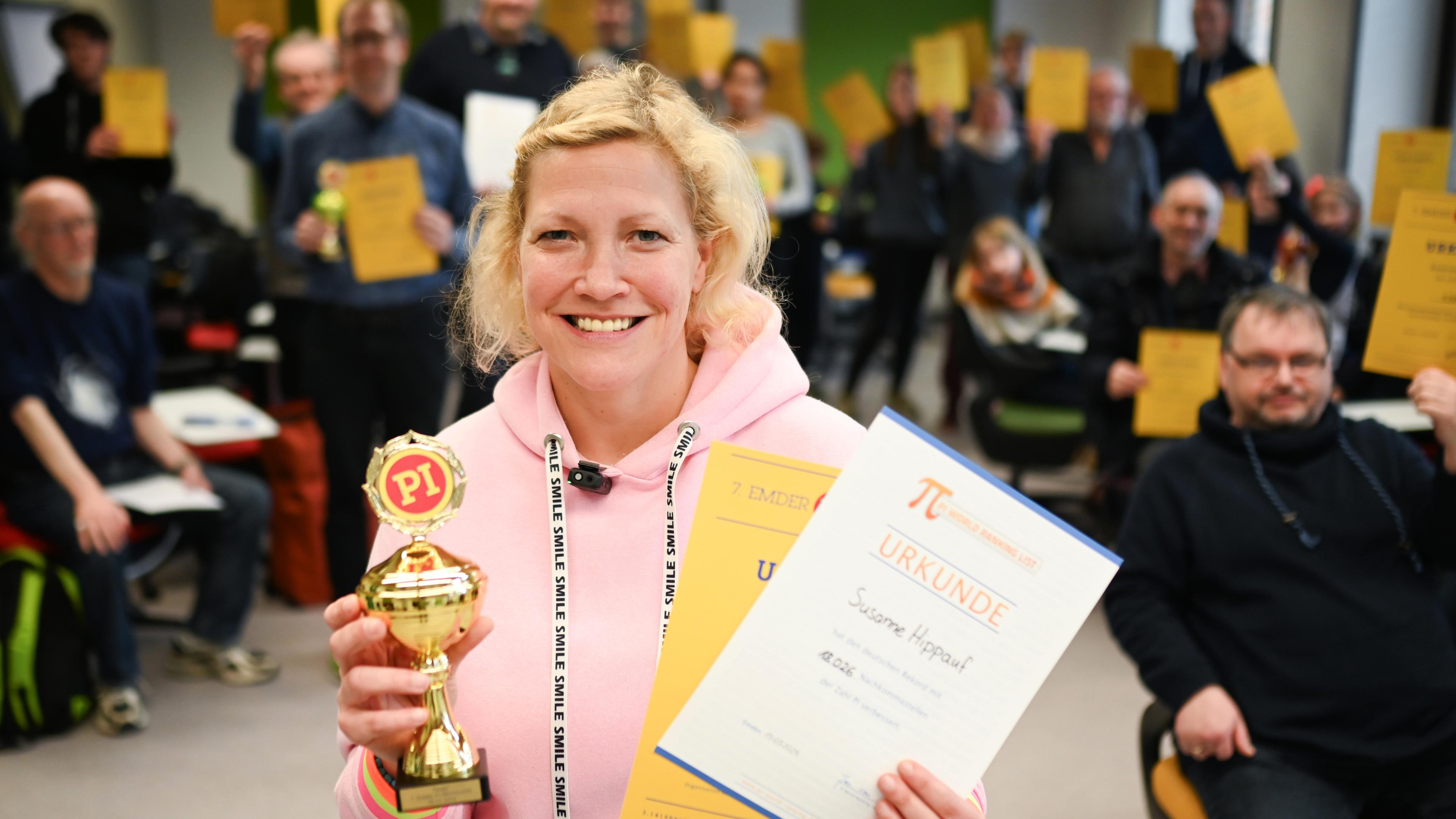 Susanne Hippauf aus Frankfurt am Main zeigt ihren Pokal und ihre Urkunde