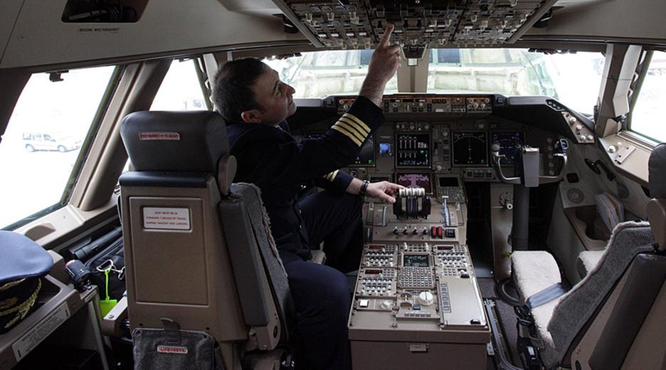 Pilot im Cockpit eines Flugzeugs