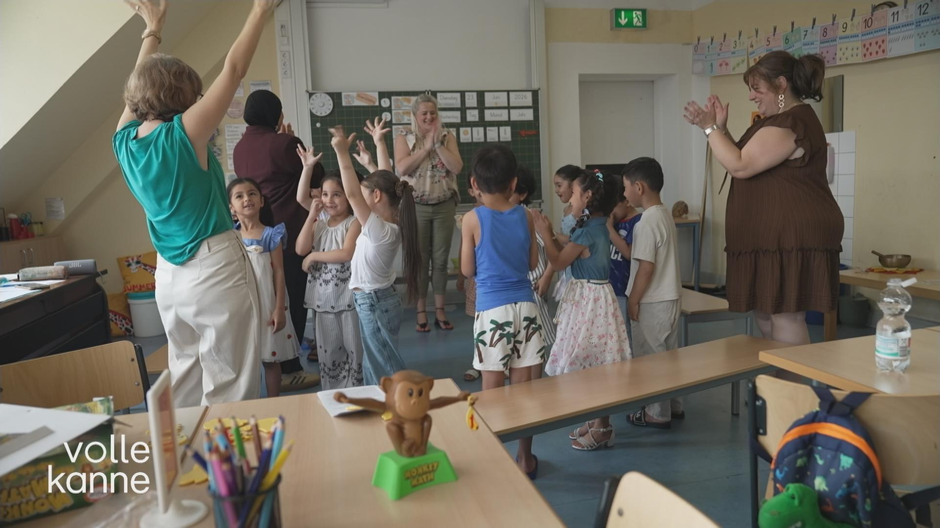 Kinder und Lehrerinnen einer Schulklasse des Pilotprojektes "Klasse Null"