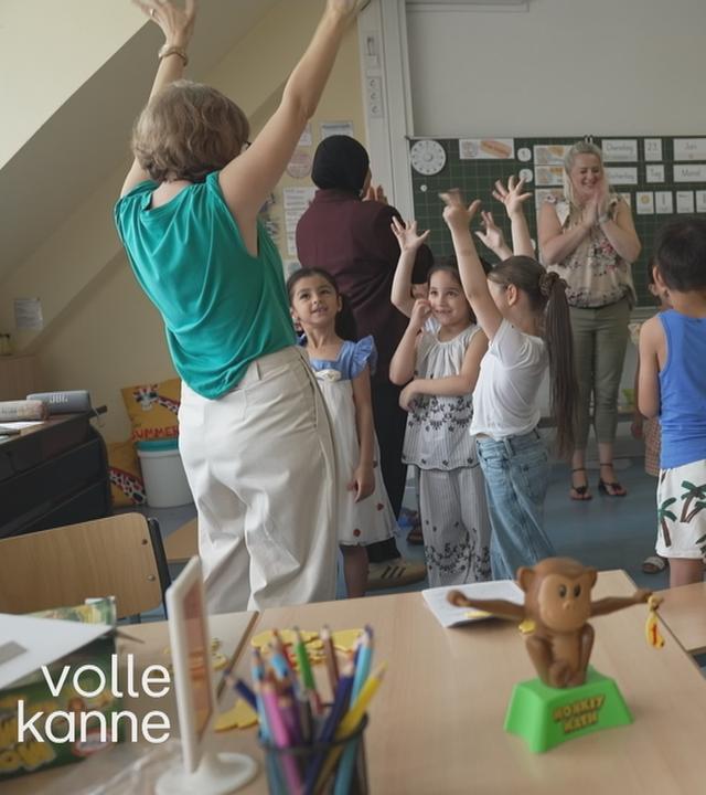 Kinder und Lehrerinnen einer Schulklasse des Pilotprojektes "Klasse Null"