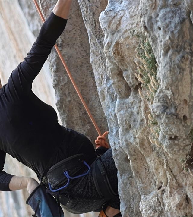 Nina Caprez beim Sportklettern an einer Felswand.