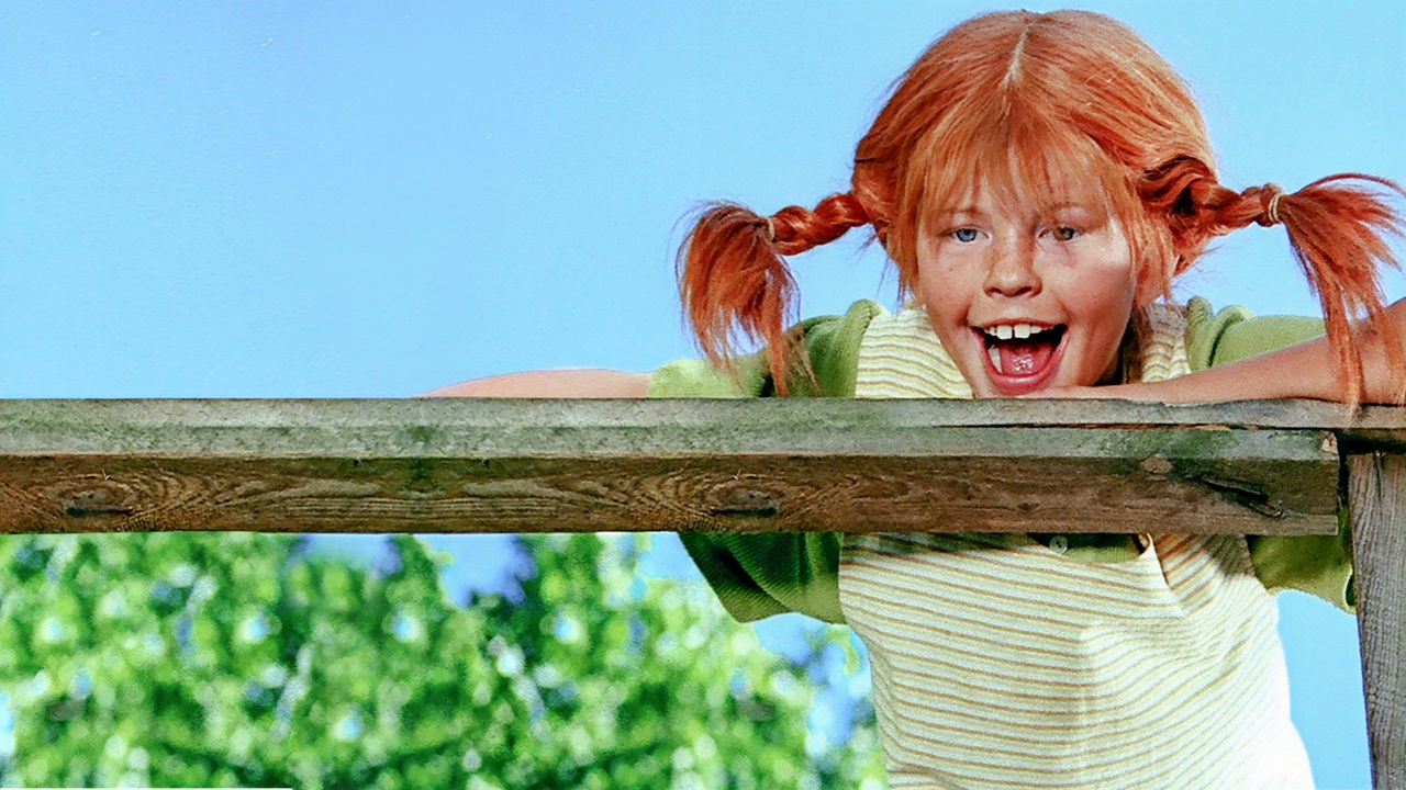 Pippi Langstrumpf schaut ganz frech mit weit aufgerissenem Mund.