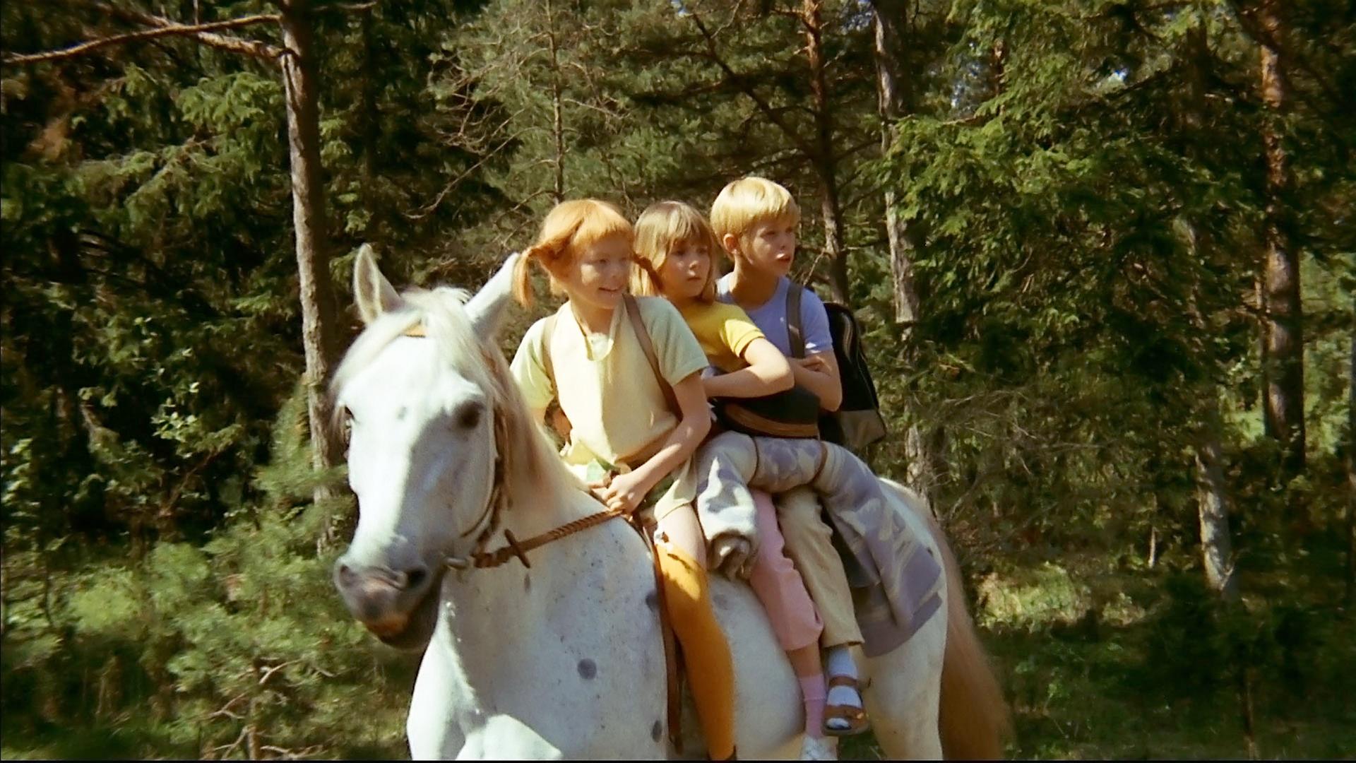 Pippi reitet mit Annika und Tommy auf dem Kleinen Onkel.