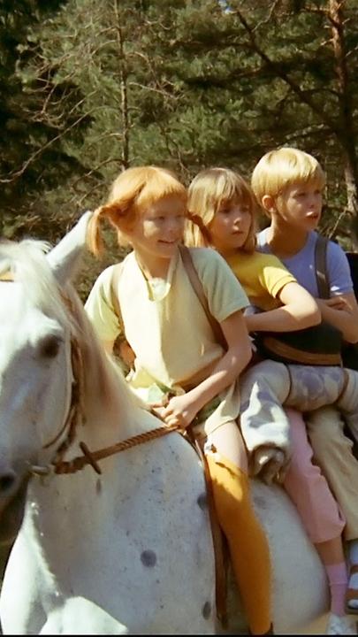 Pippi reitet mit Annika und Tommy auf dem Kleinen Onkel.