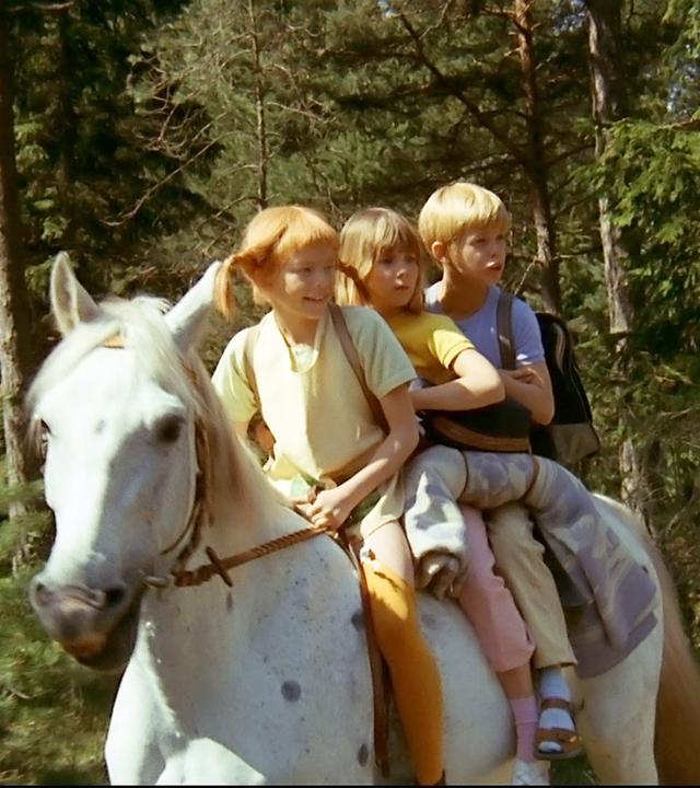Pippi reitet mit Annika und Tommy auf dem Kleinen Onkel.