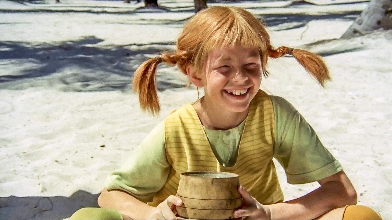 Pippi Langstrumpf auf einer Insel im Sand