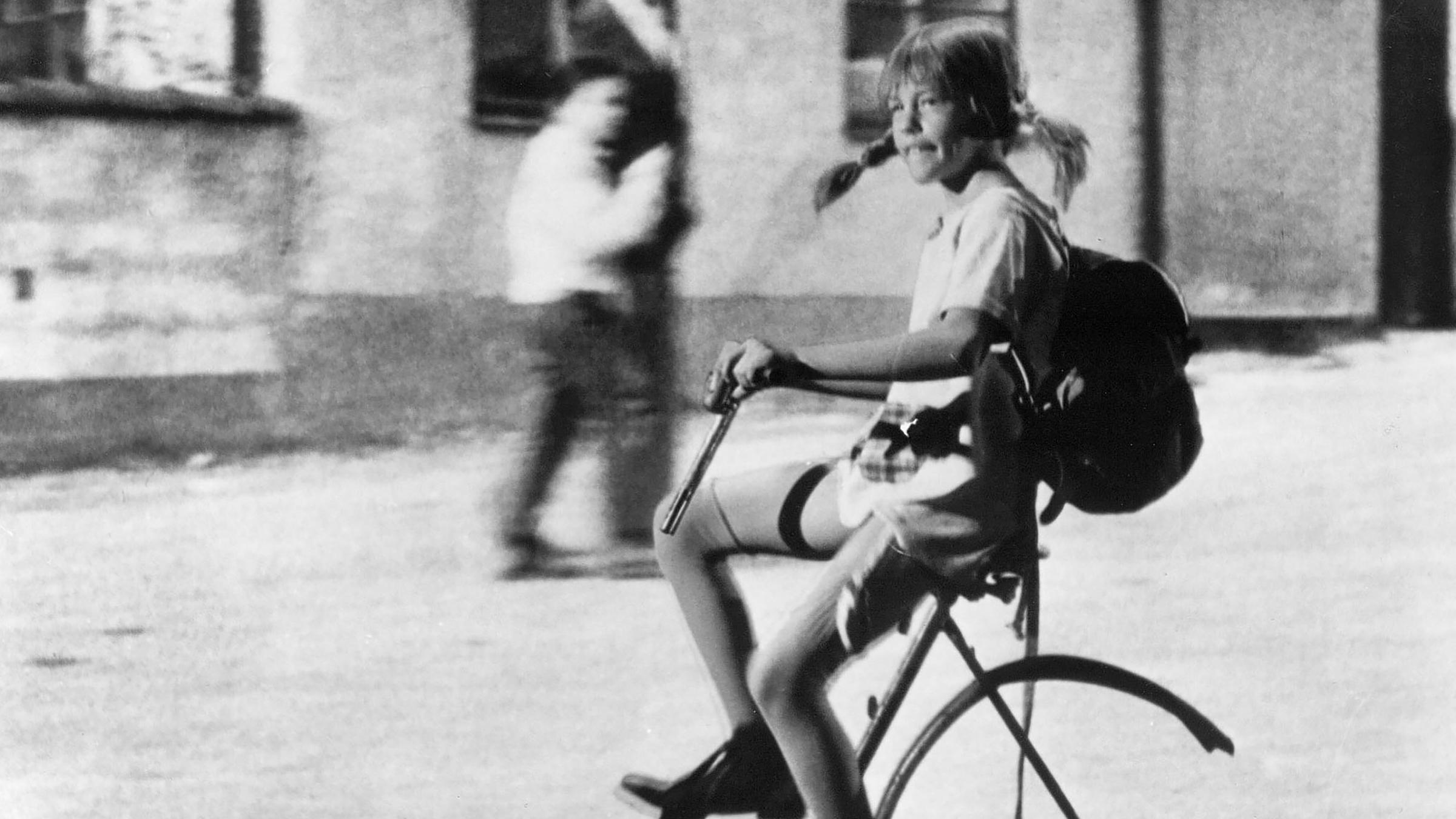 Pippi Langstrumpf (Inger Nilsson) auf ihrem Fahrrad ohne Räder in "Pip...