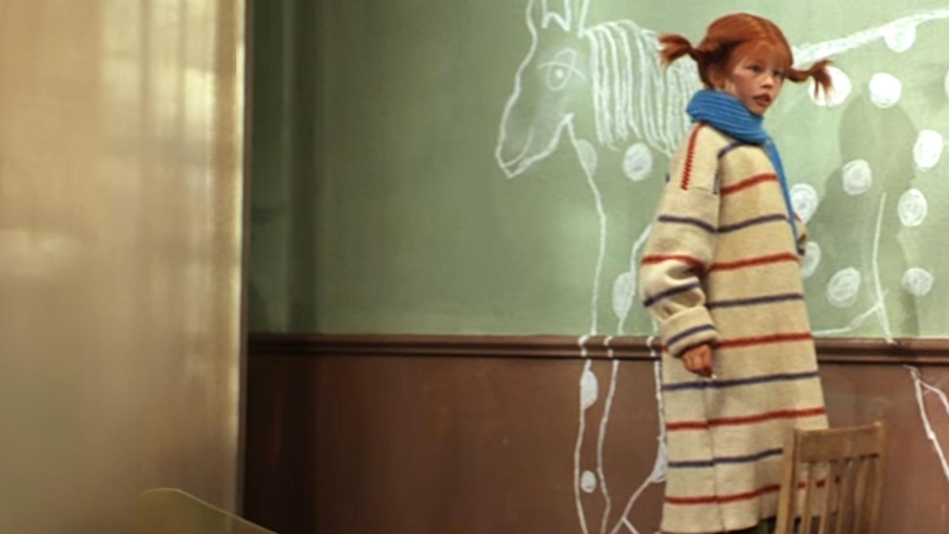 Pippi malt mit Kreide ein Pferd an die Wand