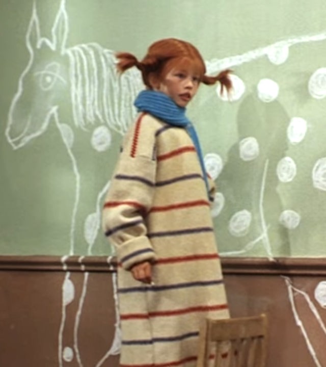 Pippi malt mit Kreide ein Pferd an die Wand