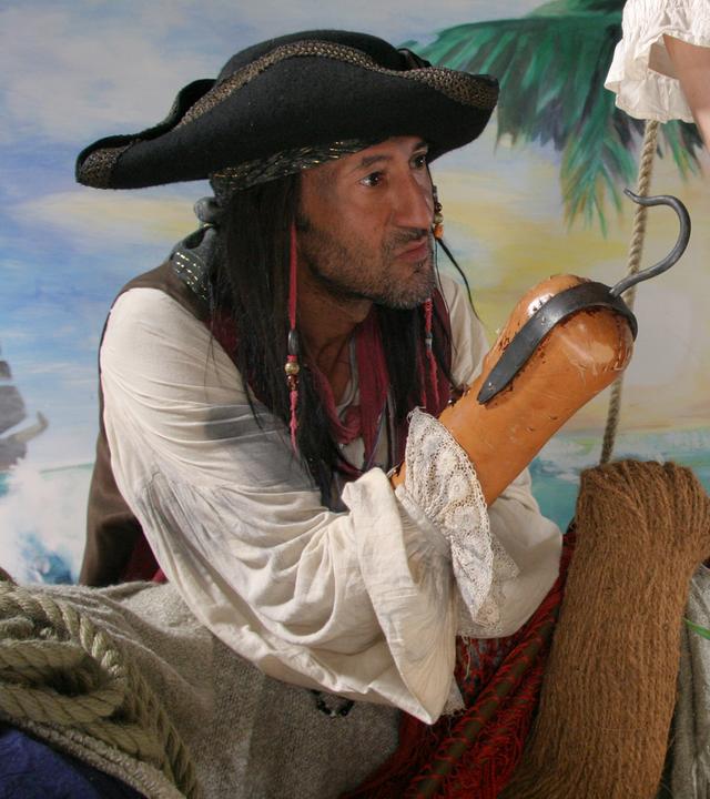 Pirat Thomas Crow bedroht Rudi, der als Pirat verkleidet ist.