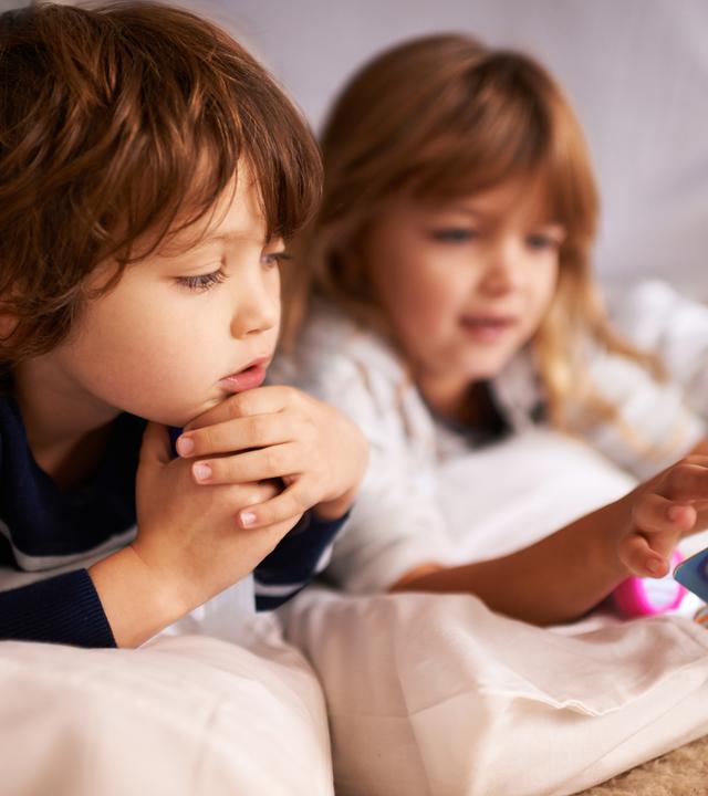 ein Junge und ein Mädchen lesen in einem Buch