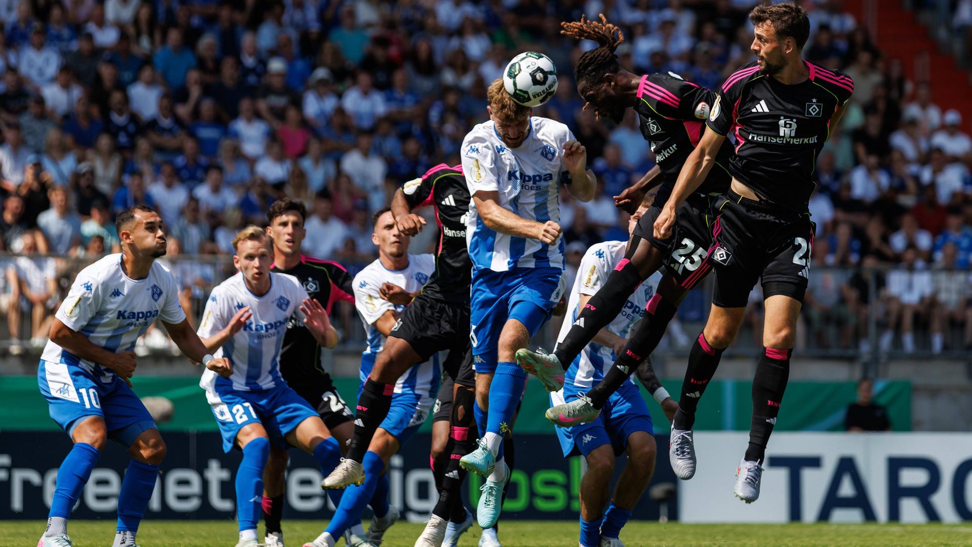 Yannick Griess (FK 03 Pirmasens / Mitte) klärt per Kopfball vor Jordan Torunarigha (Hamburger SV / Mitte)) und Jonas Meffert (Hamburger SV / rechts), 