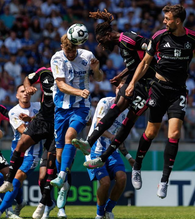 Yannick Griess (FK 03 Pirmasens / Mitte) klärt per Kopfball vor Jordan Torunarigha (Hamburger SV / Mitte)) und Jonas Meffert (Hamburger SV / rechts), 