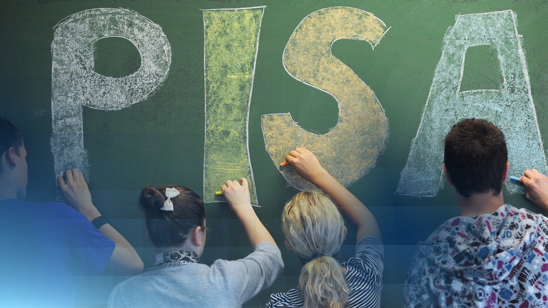 Schülerinnen und Schüler schreiben mit bunter Kreide "PISA" an eine Tafel 