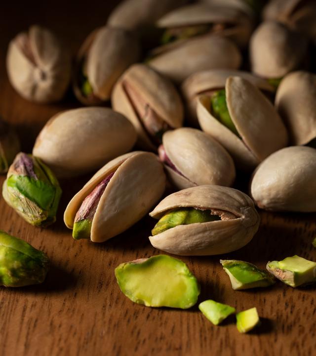Pistazien auf einem Holzbrett.
