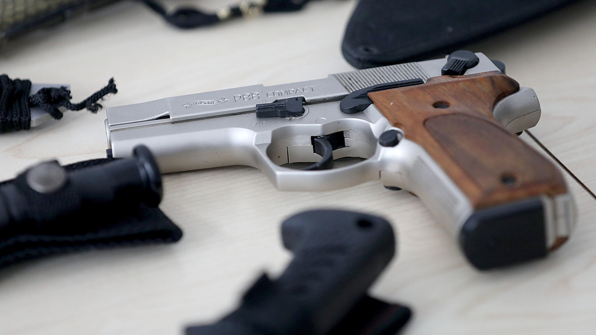 Nordrhein-Westfalen, Köln: Eine Pistole vom Typ Walther P88 compact liegt im Polizeipräsidium auf dem Tisch.