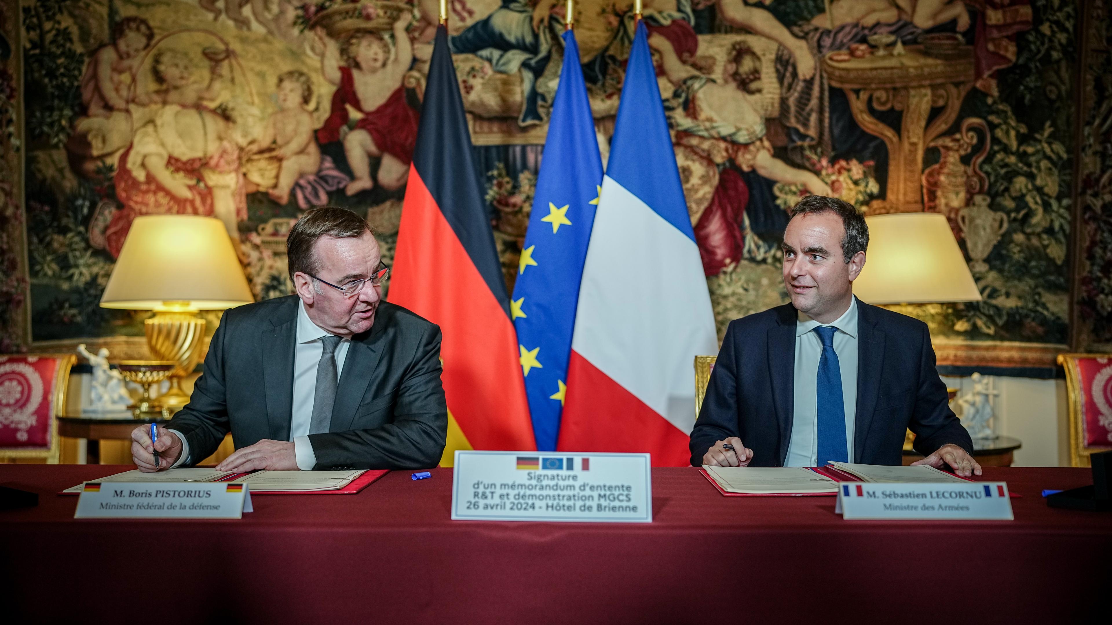 Boris Pistorius (links, SPD), Bundesminister der Verteidigung, und der französische Verteidigungsminister Sébastien Lecornu, rechts, unterzeichnen eine Absichtserklärung beider Länder für das Kampfpanzersystem der Zukunft.