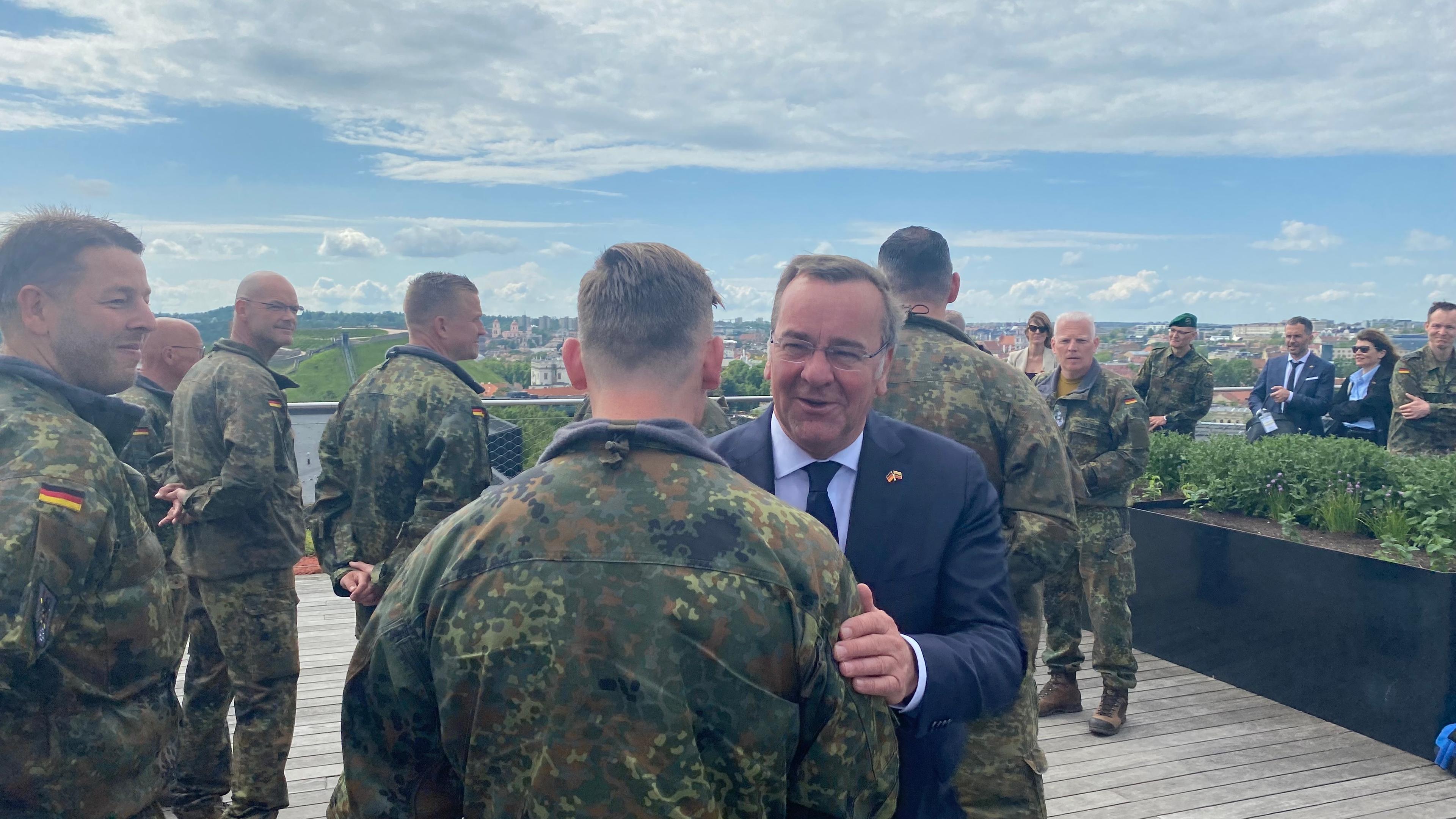 Bundesverteidigungsminister, begrüßt Soldaten des Vorkommandos der Bundeswehr-Brigade in Litauen.