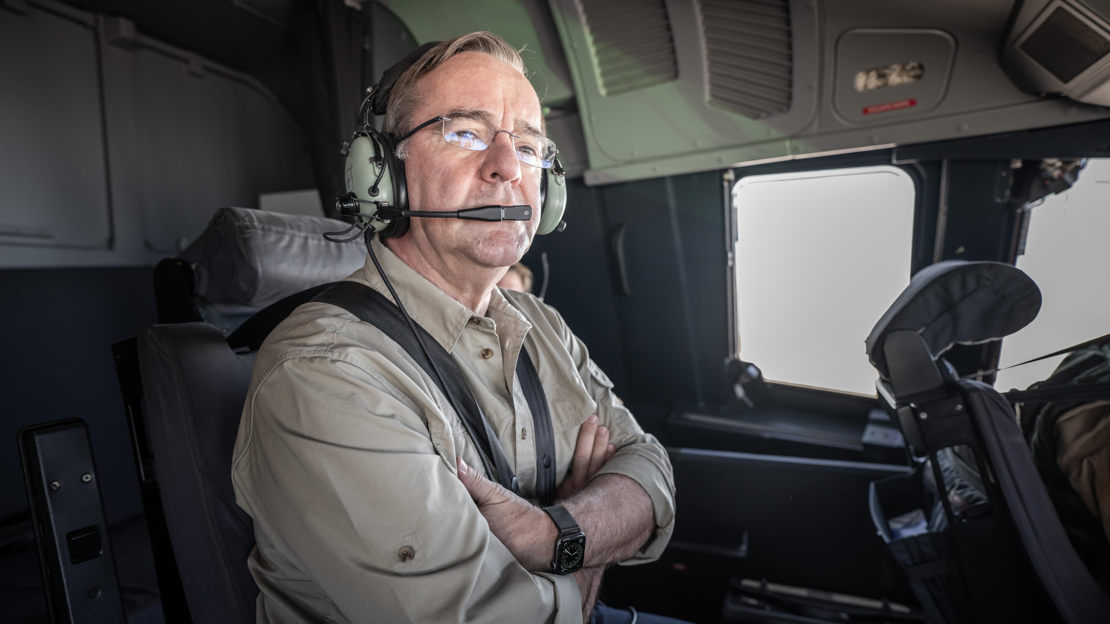 Boris Pistorius (SPD), Verteidigungsminister, sitzt im Cockpit in einem A400M auf dem Flug nach Mali