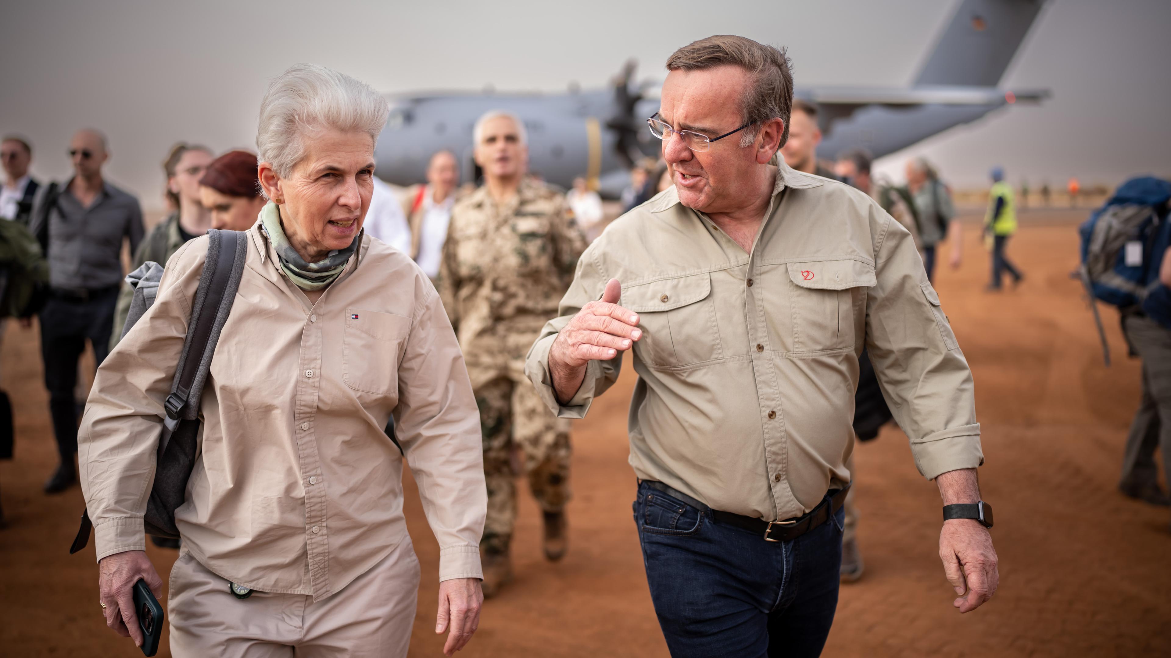Mali, Gao: Boris Pistorius (SPD), Verteidigungsminister, geht neben Marie-Agnes Strack-Zimmermann (FDP), Vorsitzende des Verteidigungsausschusses nach der Ankunft in Gao. Archivbild