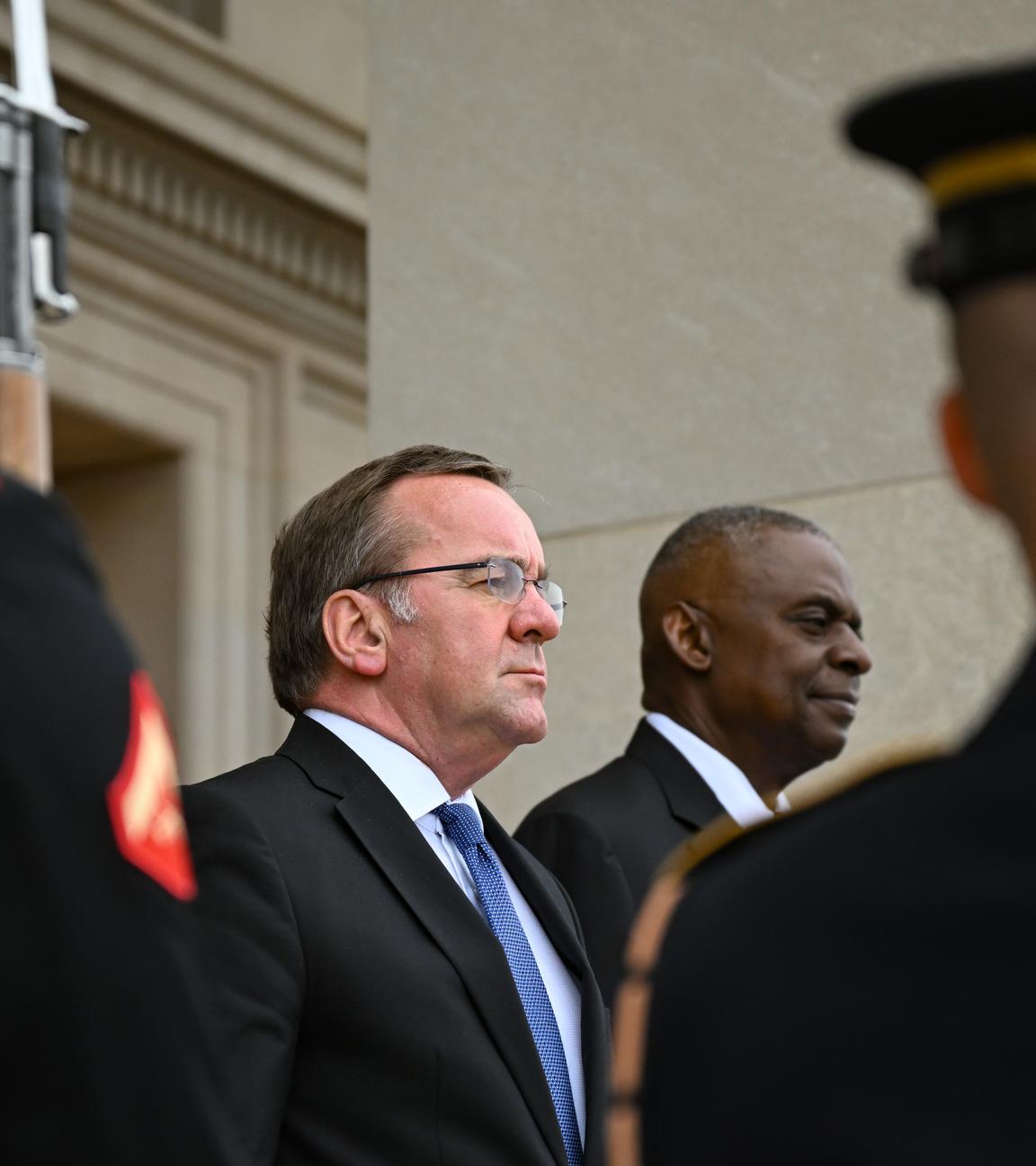 Boris Pistorius (SPD), Bundesminister der Verteidigung, wird mit einem Ehrenspalier von seinem Amtskollegen Lloyd James Austin III, Verteidigungsminister der USA empfangen