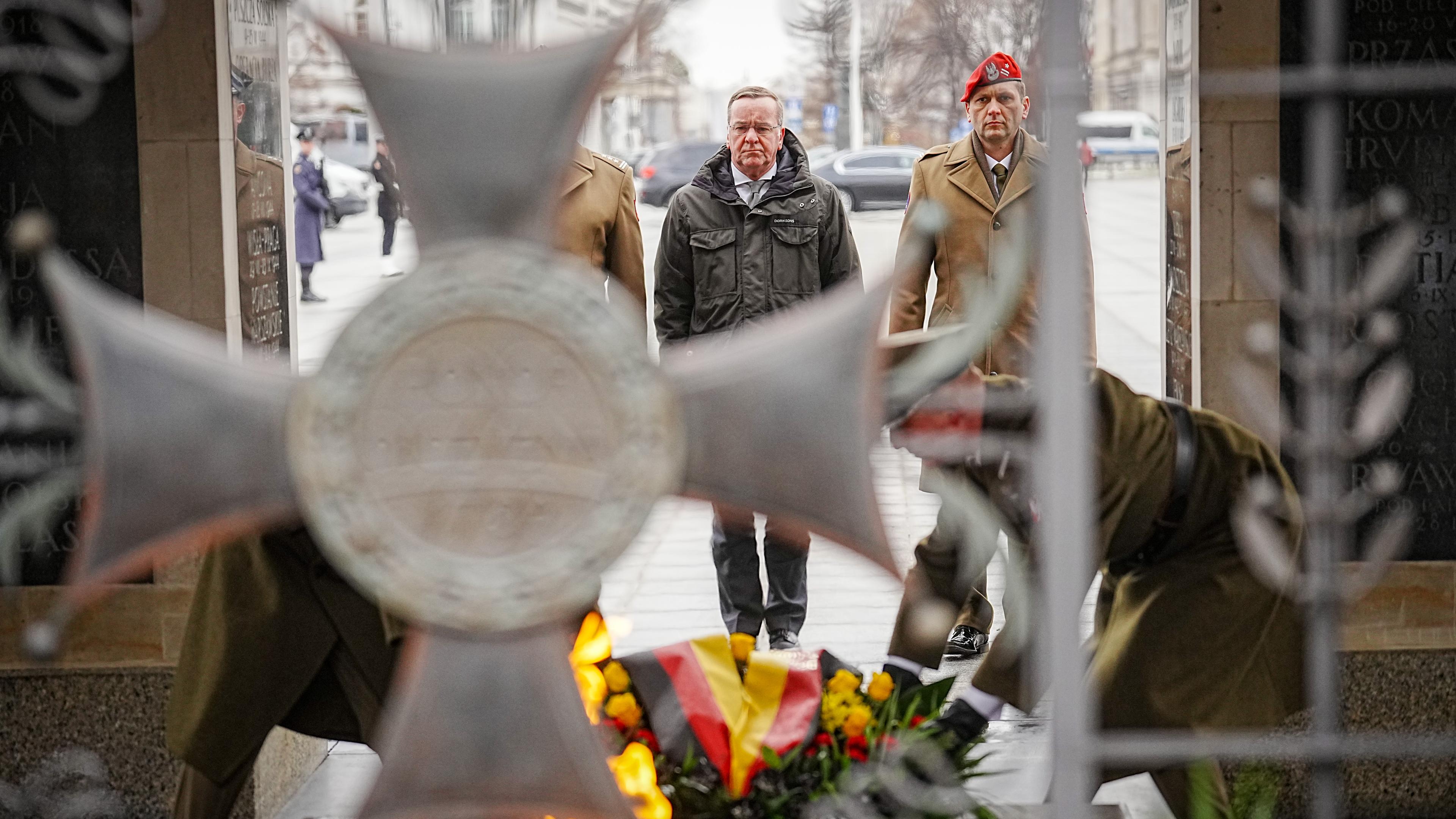 Verteidigungsminister Pistorius legt einen Kranz am Grab des unbekannten Soldaten in Warschau nieder.