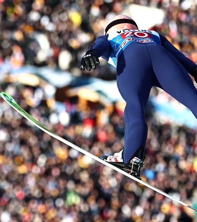 Der deutsche Skispringer Pius Paschke befindet sich beim Neujahrsspringen in Garmisch-Partenkirchen im Absprung