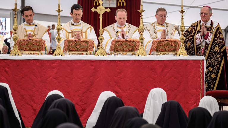 (Von links) Die neuen traditionalistischen katholischen Bischöfe Marc Hanappier (Frankreich), Michel Poinsinet de Sivry (Frankreich), Michael Goldade (USA) und Pascal Schreiber (Schweiz) stehen neben dem traditionalistischen katholischen Bischof der Priesterbruderschaft St. Pius X.