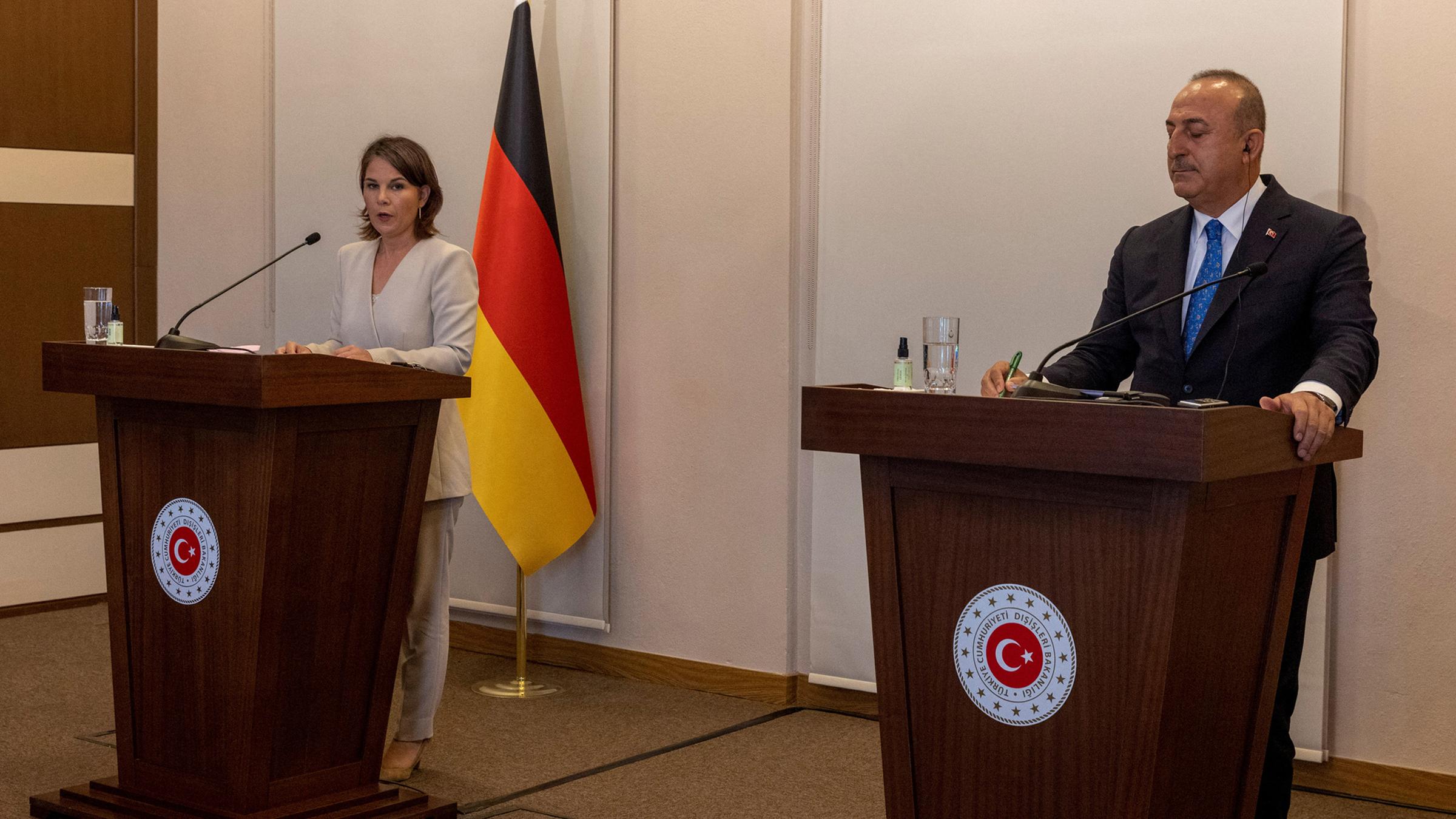 Annalena Baerbock und Mevlut Cavusoglu sprechen während einer Pressekonferenz