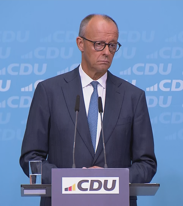 Bundeskanzler Friedrich Merz bei der Pressekonferenz nach der Wahl in Sachsen-Anhalt. Er steht vor einer blauen wand mit "CDU" Aufschriften.