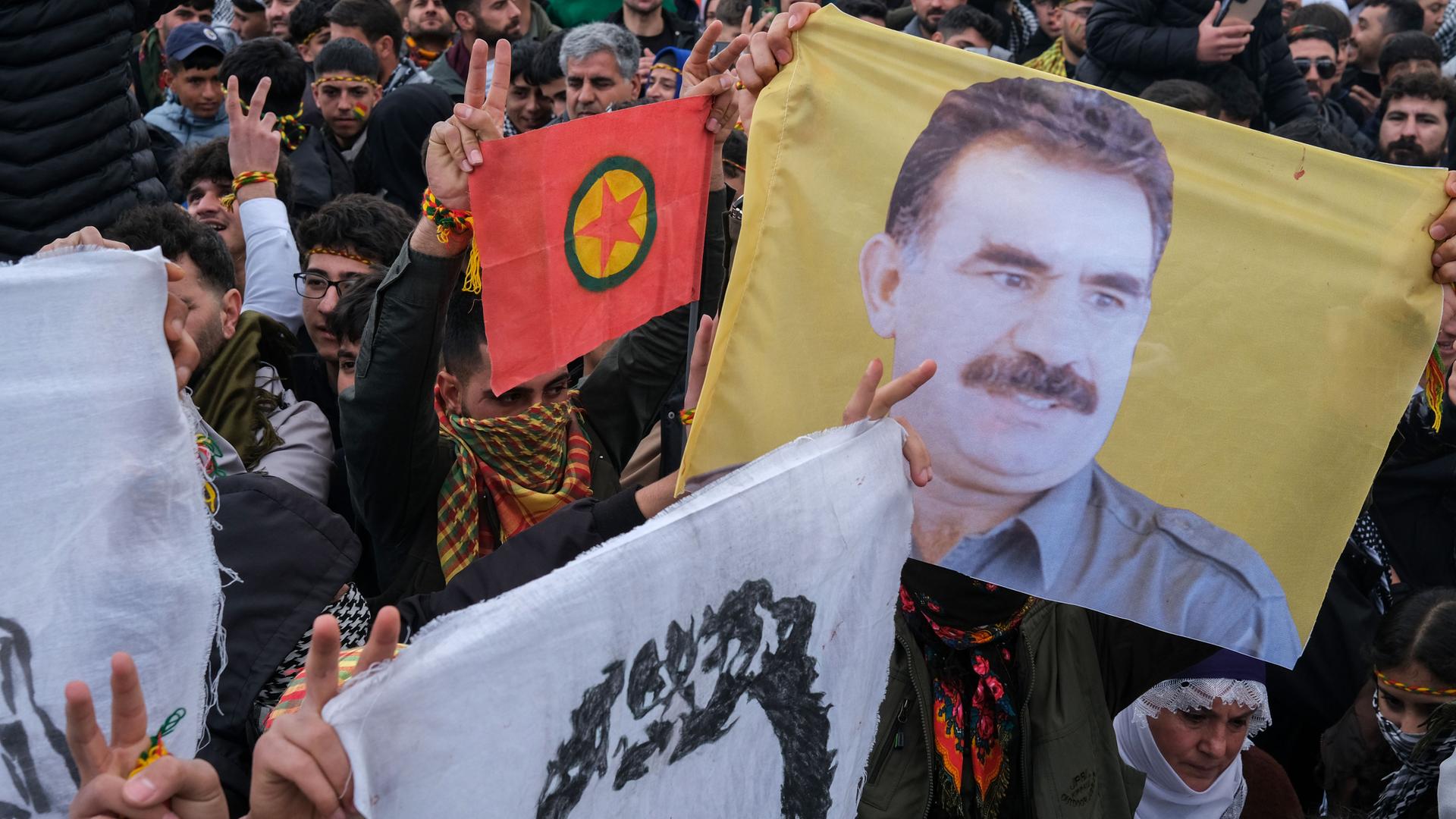 unge Kurden halten ein Plakat des inhaftierten Anführers der militanten PKK, Abdullah Öcalan.