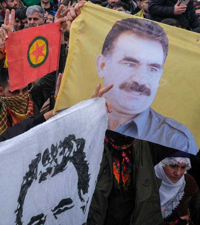 unge Kurden halten ein Plakat des inhaftierten Anführers der militanten PKK, Abdullah Öcalan.