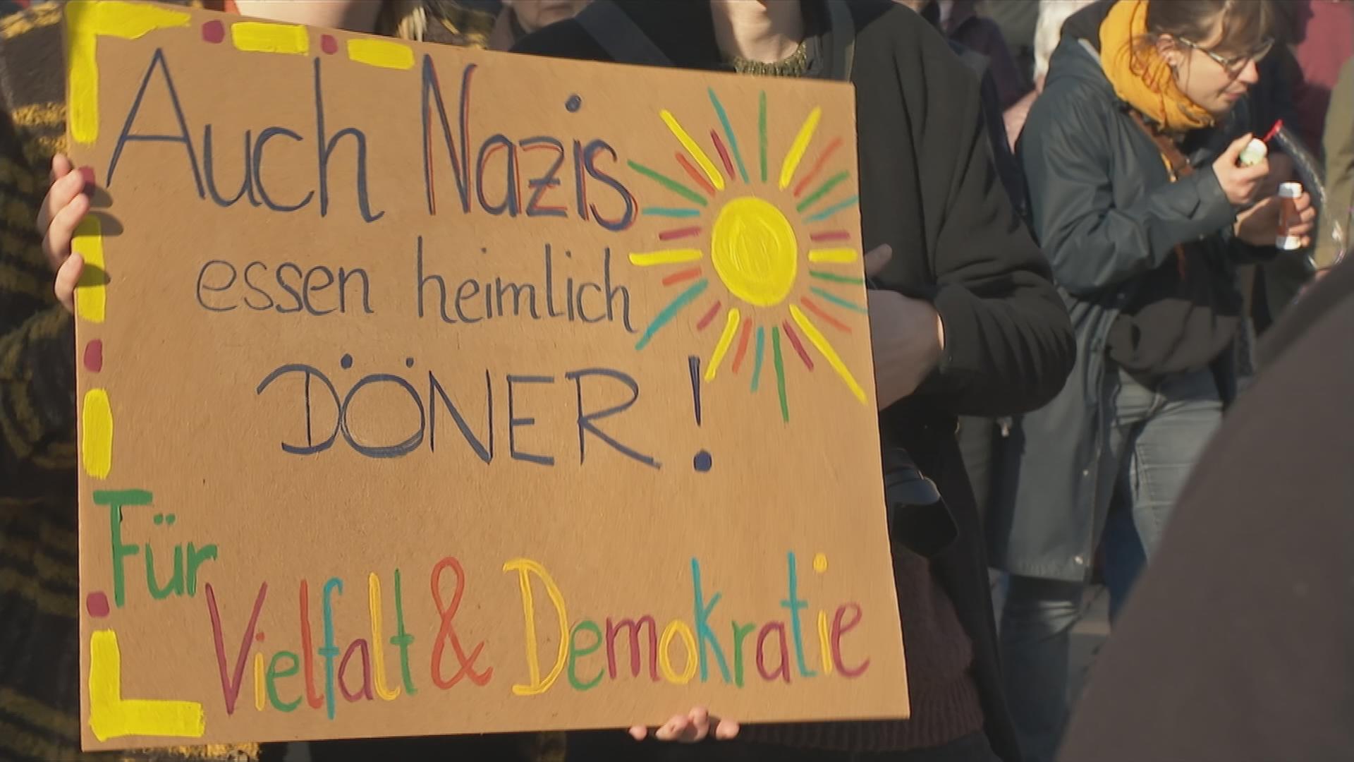 Plakat: Auch Nazis essen heimlich Döner - für Vielfalt und Demokratie