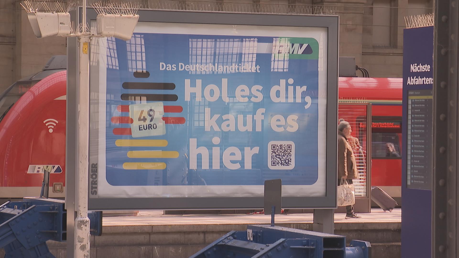 Auf dem Bild ist ein Plakat des Deutschlandtickets zu sehen.