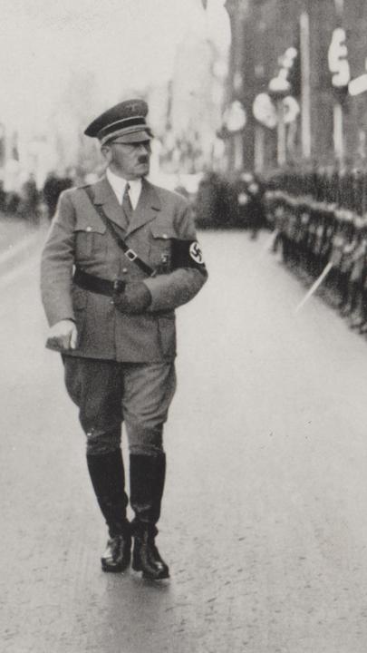 Adolf Hitler bei einer Truppen-Inspektion.