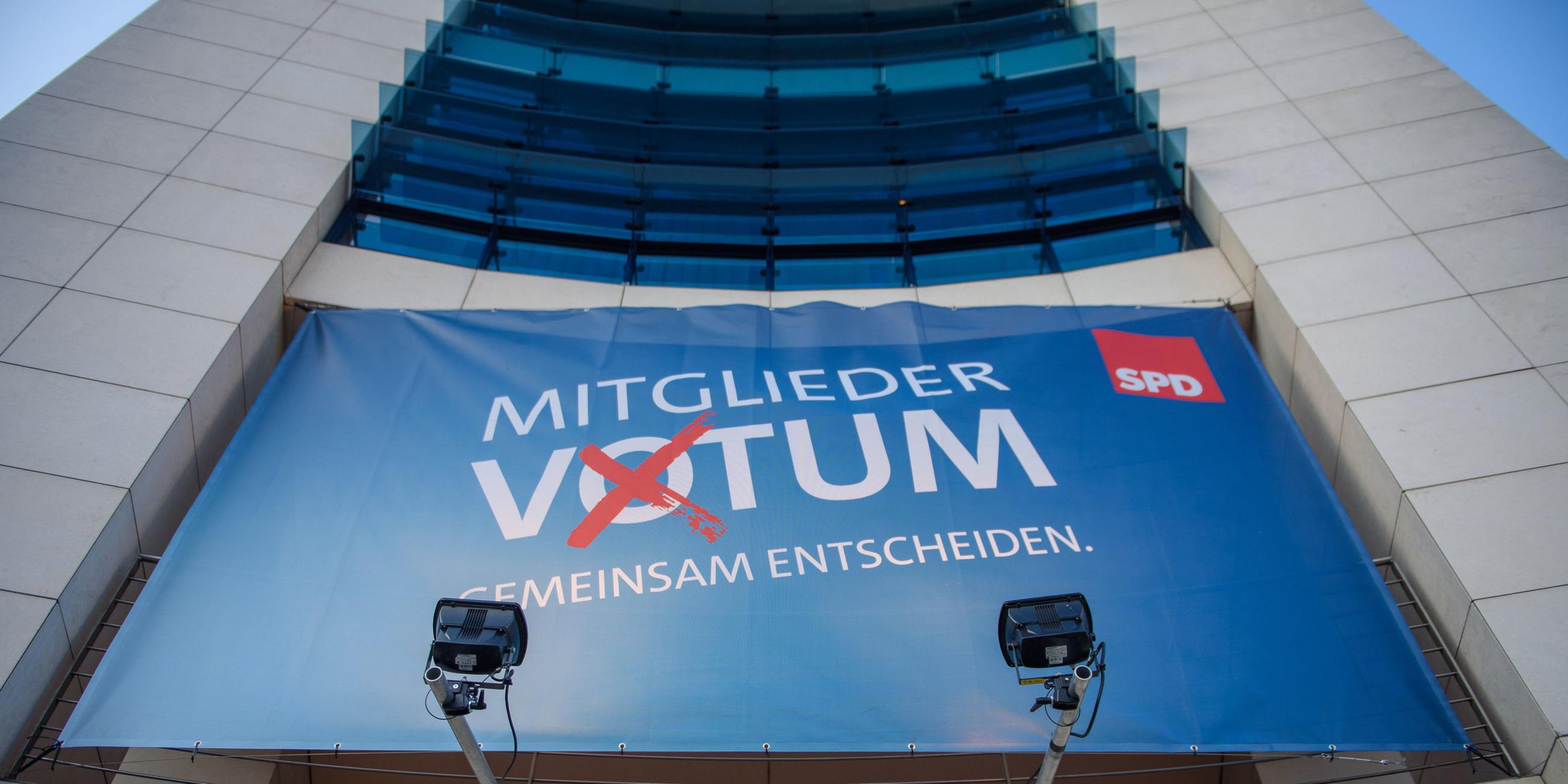 Ein Plakat mit der Aufschrift "Mitgliedervotum - gemeinsam entscheiden" hängt am 3. März an der Front der SPD-Parteizentrale.