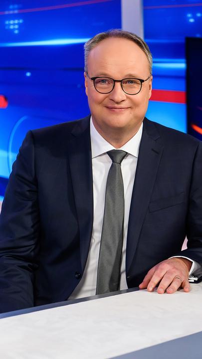 "heute-show": Moderator Oliver Welke im Studio.